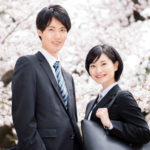スーツ姿の社会人男女