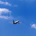 空を飛ぶ飛行機