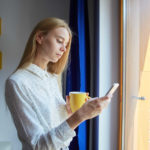 休憩しながらスマホを眺めている外国人女性