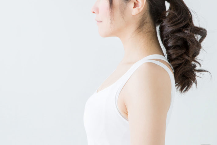 髪を結んだ女性の横顔