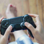 ゲームをしている女性の手元