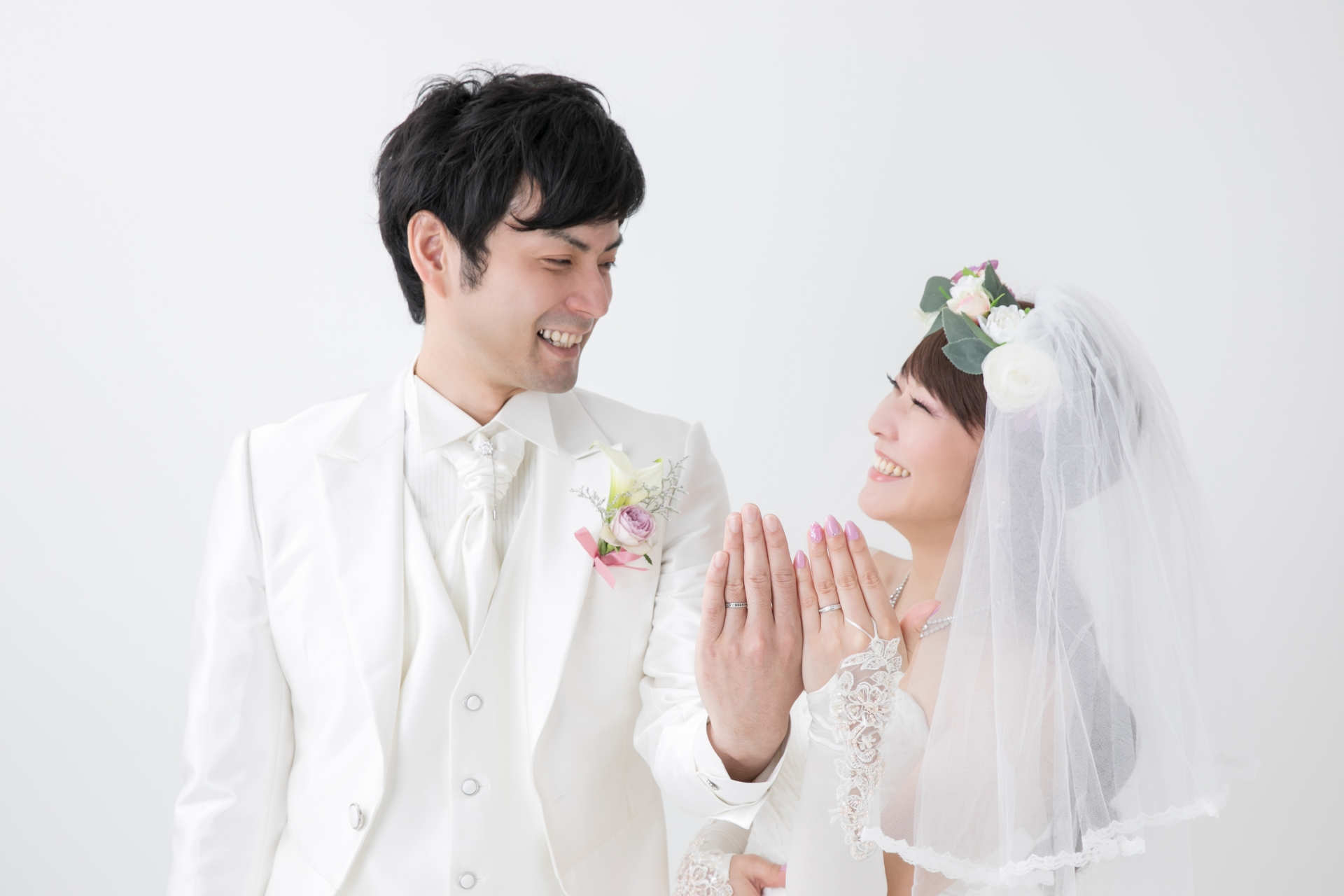 婚約指輪をはめる男女のカップル