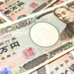 所狭しと置かれた一万円札