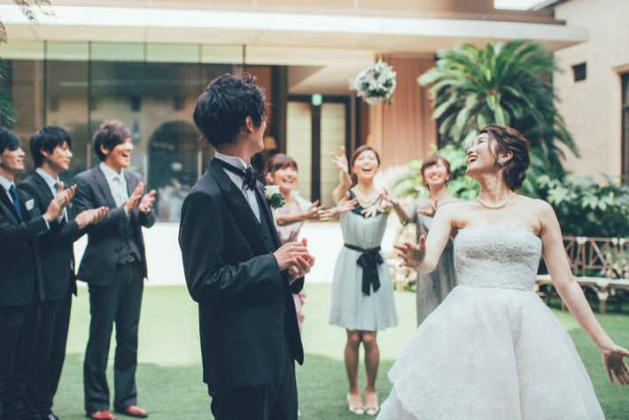 結婚式でブーケトスをしている花嫁
