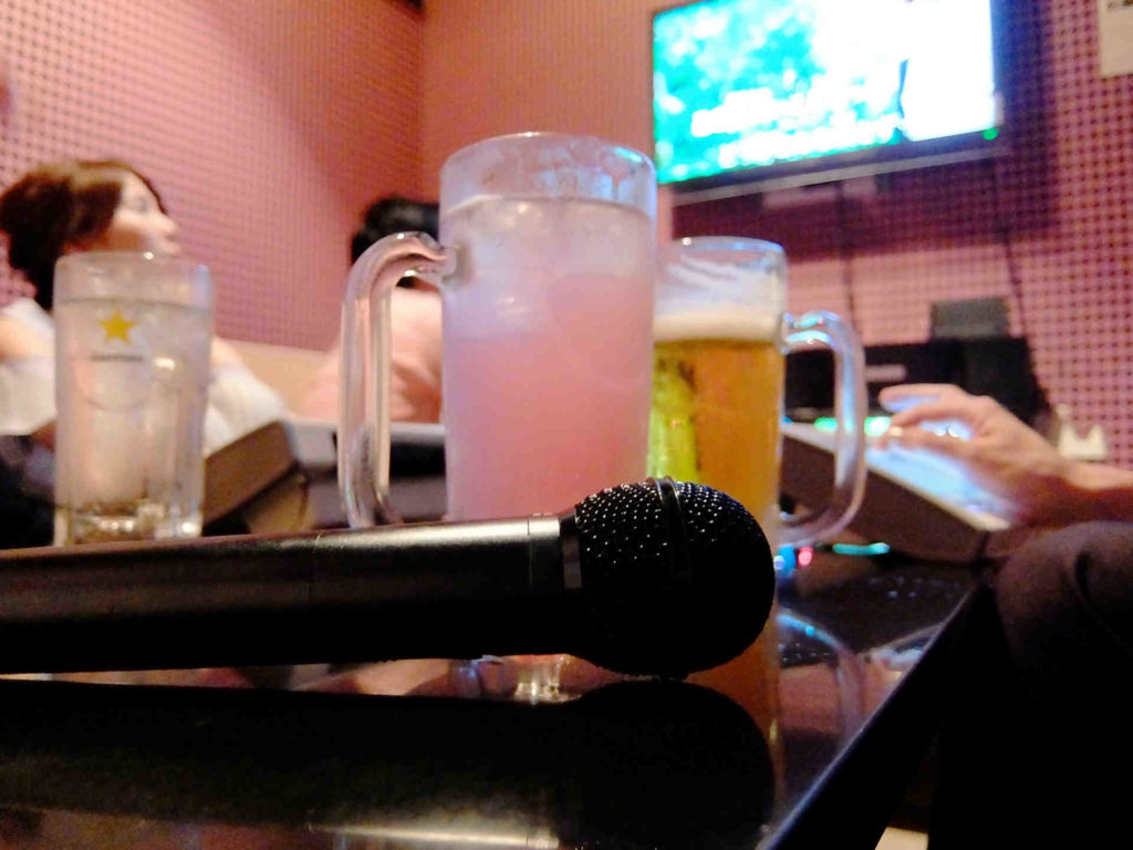 カラオケボックスで盛り上がる男女