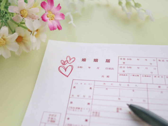 テーブルに置かれた婚姻届