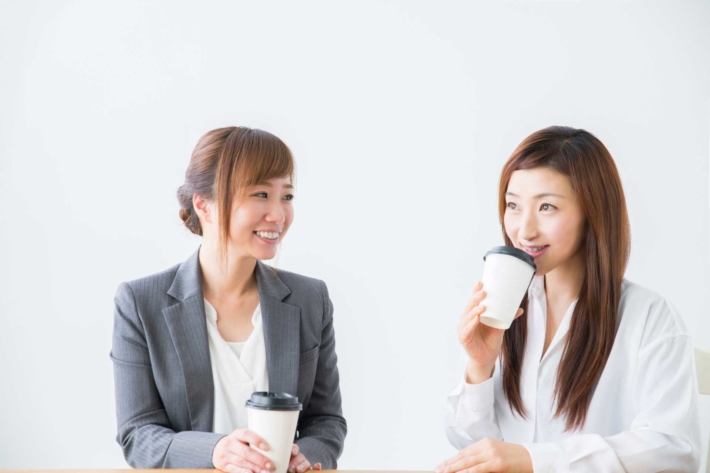 コーヒーを飲んでガールズトークしている女性2人