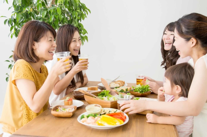 女子会で盛り上がる女性たち