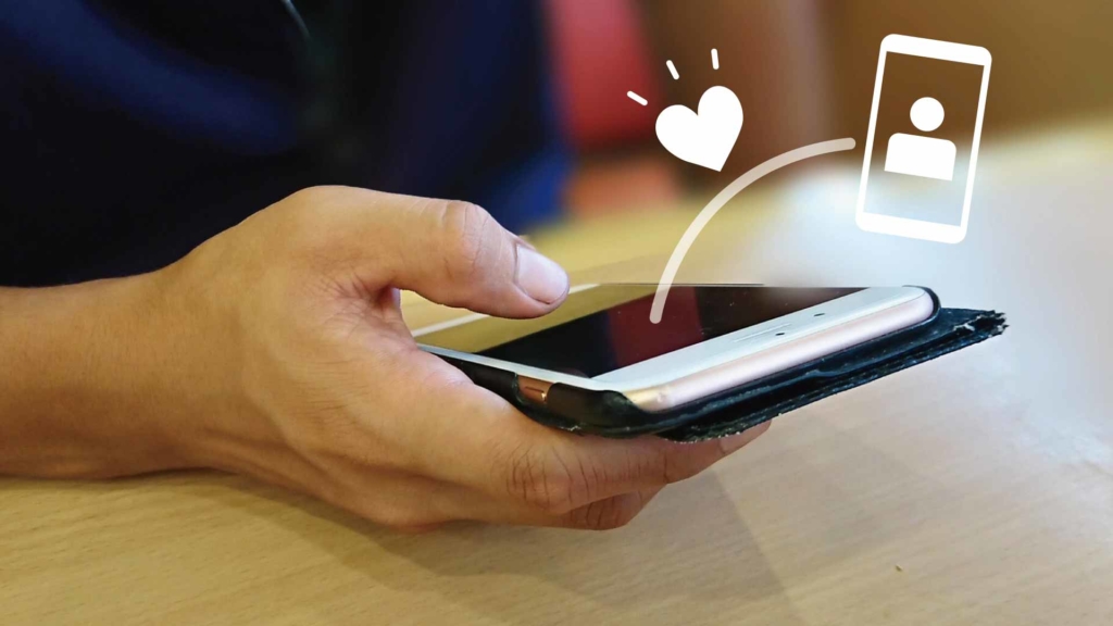 スマホを使っている男性の手元