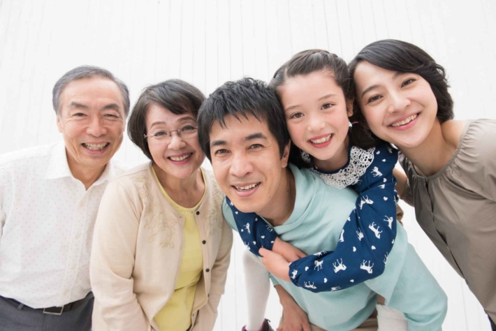 笑顔の二世帯家族