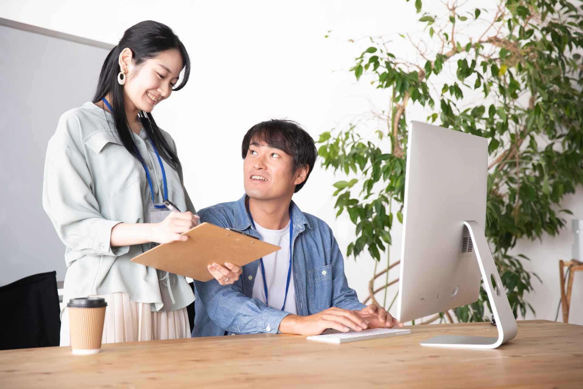 作業中の男性に話しかける女性